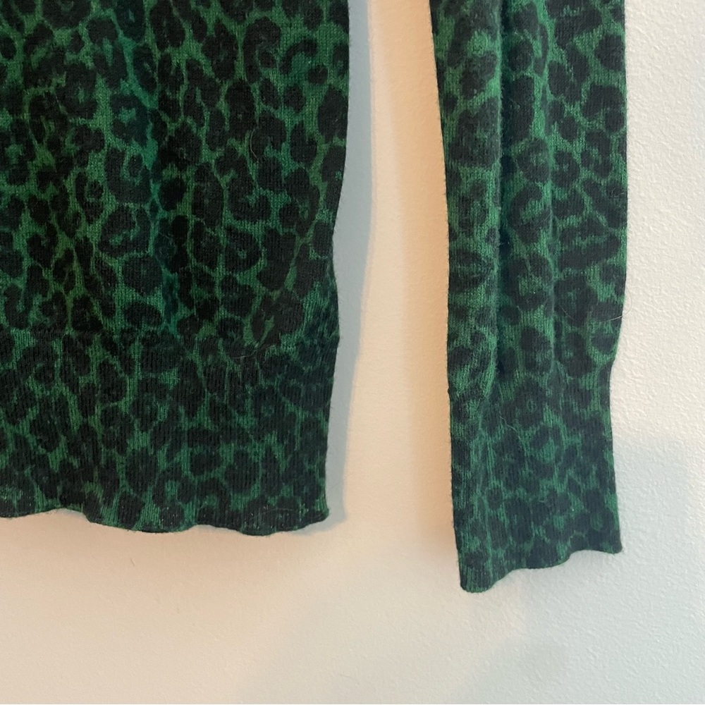 MICHAEL KORS Green Cheetah Print Lightweight Sweater - Size Medium - Picture 5 of 9